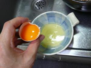 卵はウズラか、鶏卵なら黄身のみ使用する