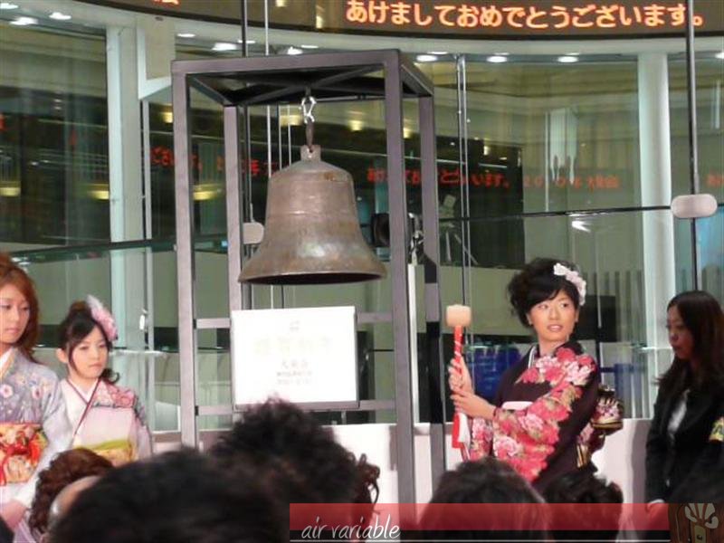 鐘は着物を着た人5名が1回ずつ鳴らす
