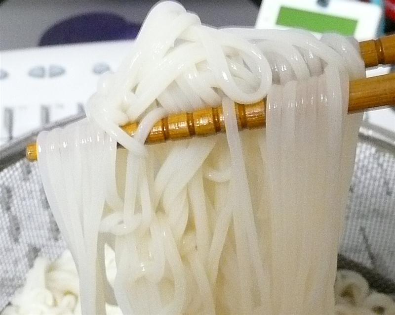 つややかな麺の光沢と、まるで生きているかのような麺