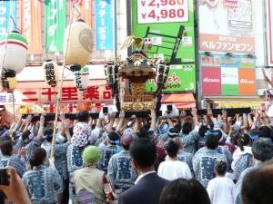 吉祥寺駅前では吉南の神輿が披露されていた